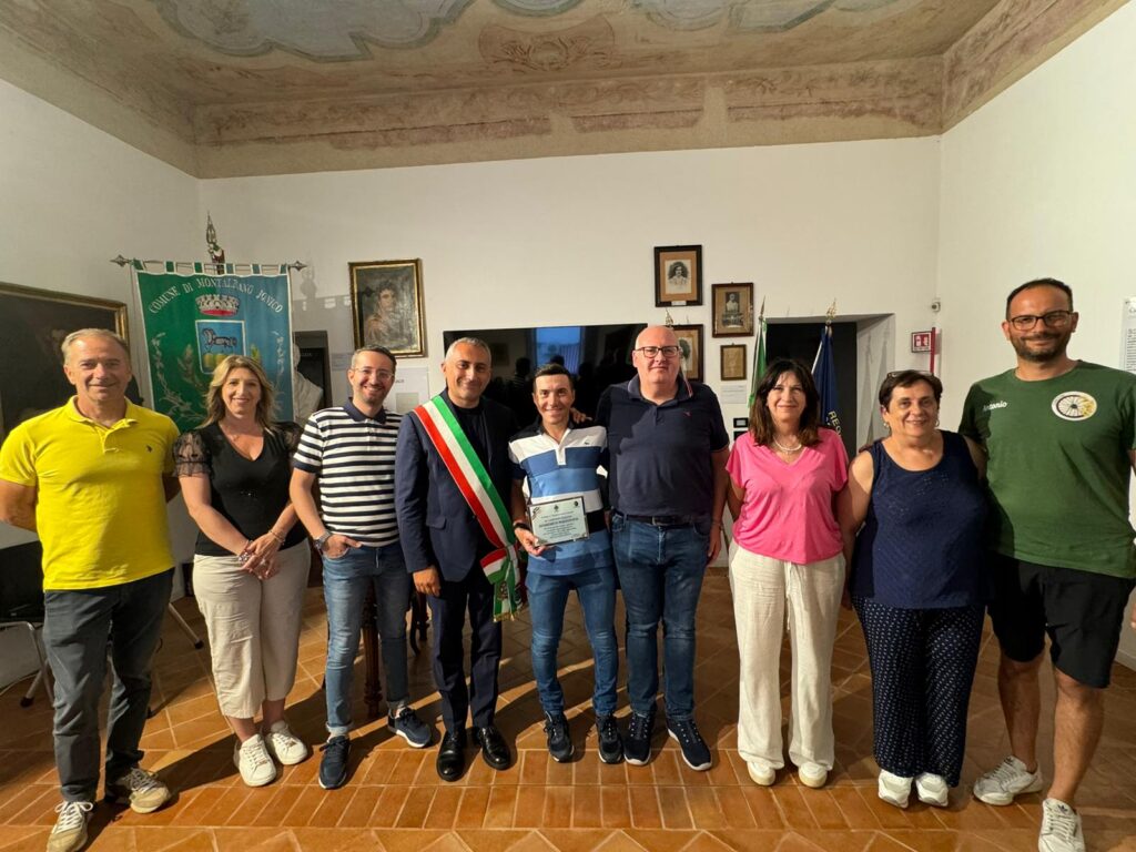 L’Amministrazione comunale di Montalbano Jonico consegna una targa a Domenico Pozzovivo. montalbano