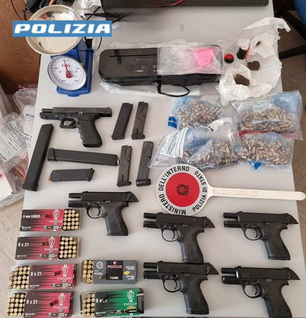 La Polizia di Stato arresta giovane corriere di armi e droga giovane