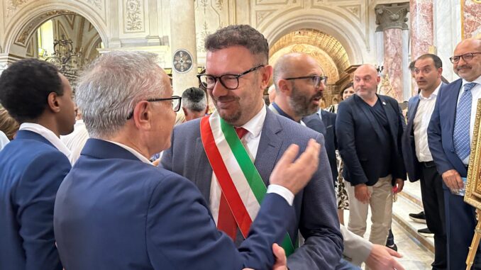Il-sindaco-abbraccia-Caiella