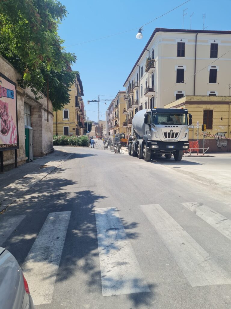 VIA PITAGORA, UNA VOLTA ULTIMATI I LAVORI PER LA RETE ELETTRICA, AL VIA IL RIFACIMENTO DEL MANTO STRADALE lavori