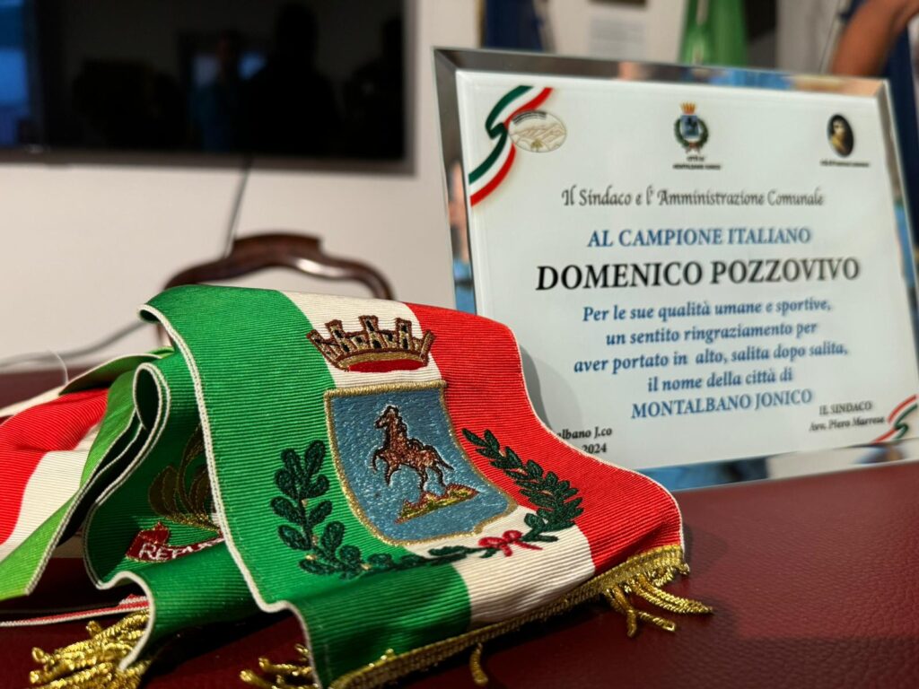 L’Amministrazione comunale di Montalbano Jonico consegna una targa a Domenico Pozzovivo. montalbano
