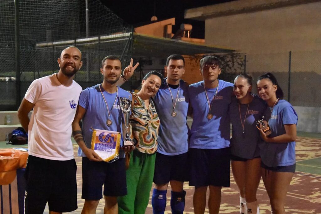 E’ LA SQUADRA DI MARZIO E VOLT TEAM A FESTEGGIARE LA VITTORIA DEL 13° TORNEO “MARIA Ss DELLA BRUNA” DI VOLLEY MISTO DEL CSI torneo