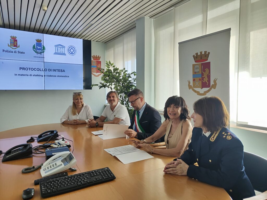 Polizia di Stato e Comune e di Matera insieme per prevenire lo stalking e le violenze. Sindaco e Questore sottoscrivono il PROTOCOLLO ZEUS, un’intesa incentrata sul percorso di recupero degli autori delle condotte violente. polizia
