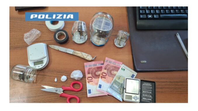 droga e strumenti idonei al suo confezionamento sequestrati