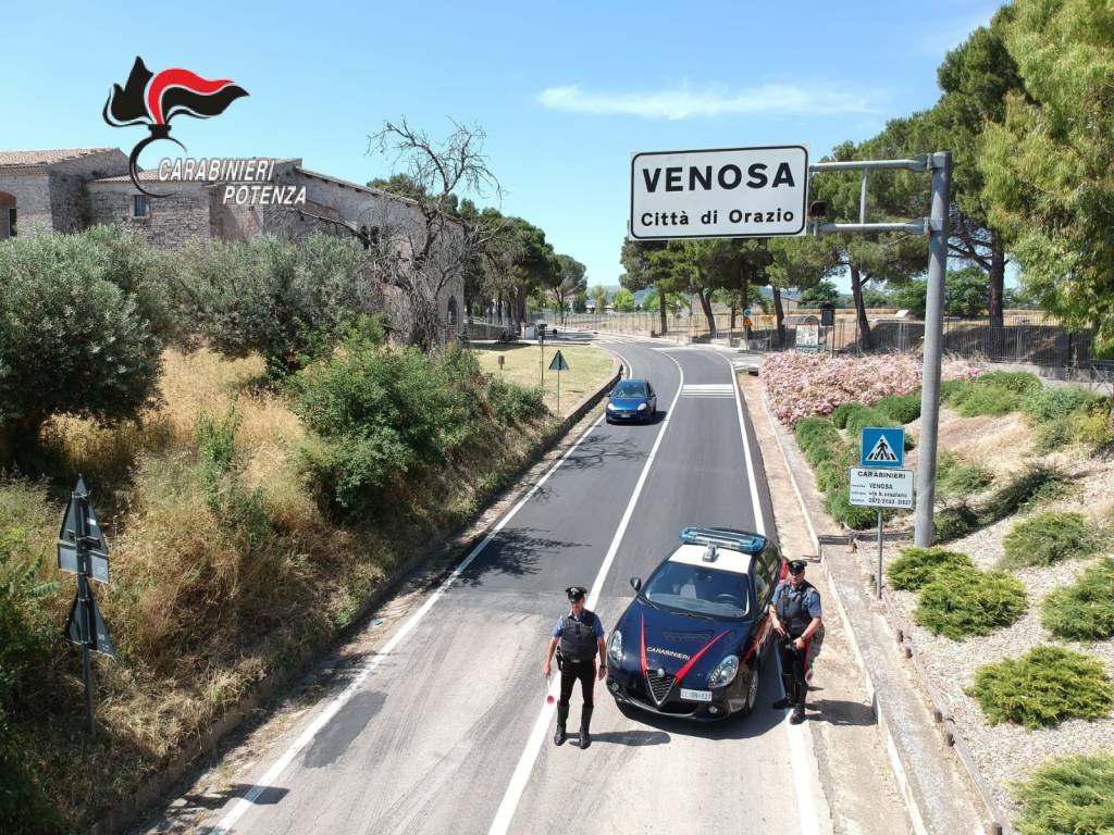 VENOSA (PZ): CARABINIERI INTERCETTANO AUTO RUBATA. IN MANETTE UN 22ENNE DELLA PROVINCIA DI FOGGIA. carabinieri