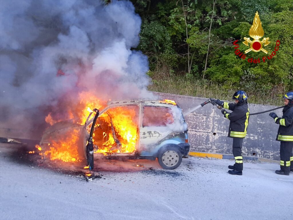 Autovettura in fiamme a Picerno fiamme