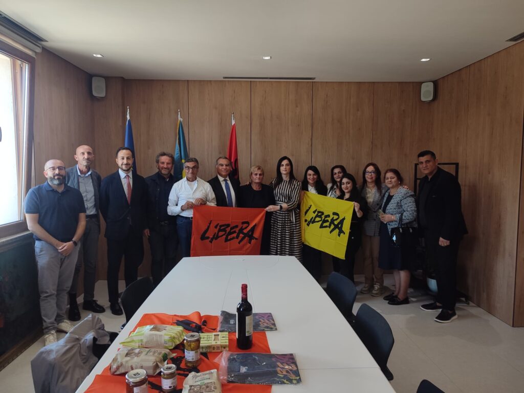 L’ASSESSORE ALL’ANTIMAFIA SOCIALE NICOLA GRASSO ALL’EVENTO PROMOSSO DA LIBERA PUGLIA A DURAZZO IN RICORDO DI FLORIAN MESUTI, VITTIMA INNOCENTE DI MAFIA