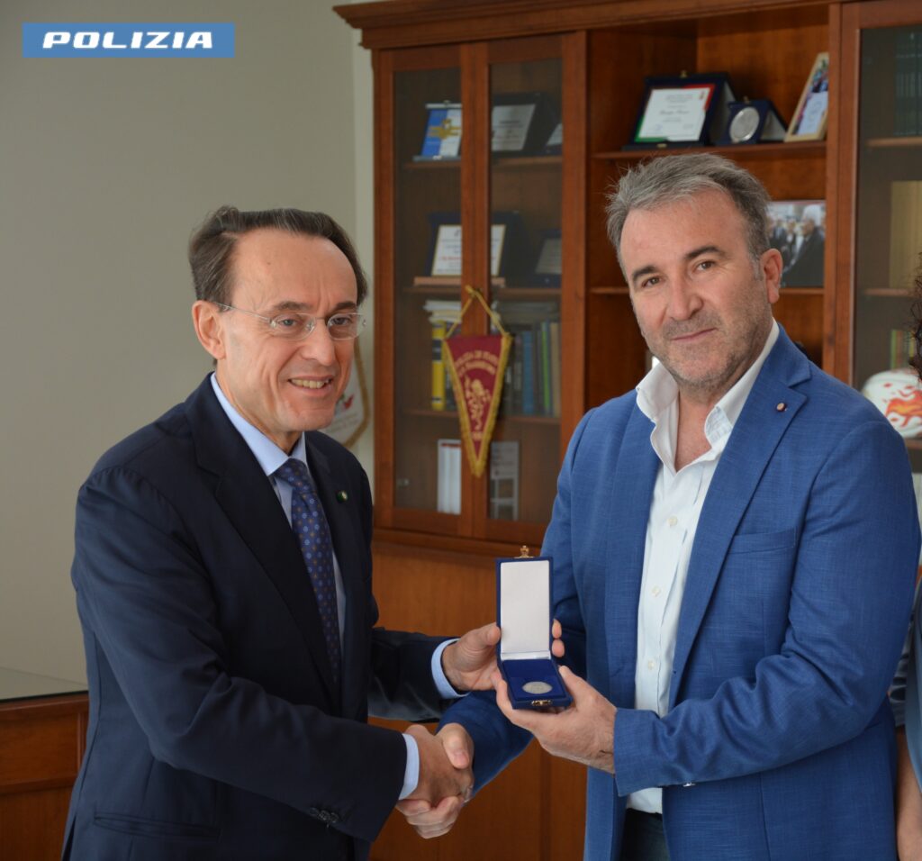 Polizia di Stato – Il Questore consegna le medaglie di commiato al personale in quiescenza personale