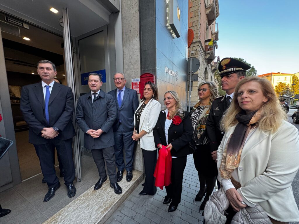 Inaugurata a Potenza la "Cassetta Rossa". Sostegno a donne vittime di violenza e non solo