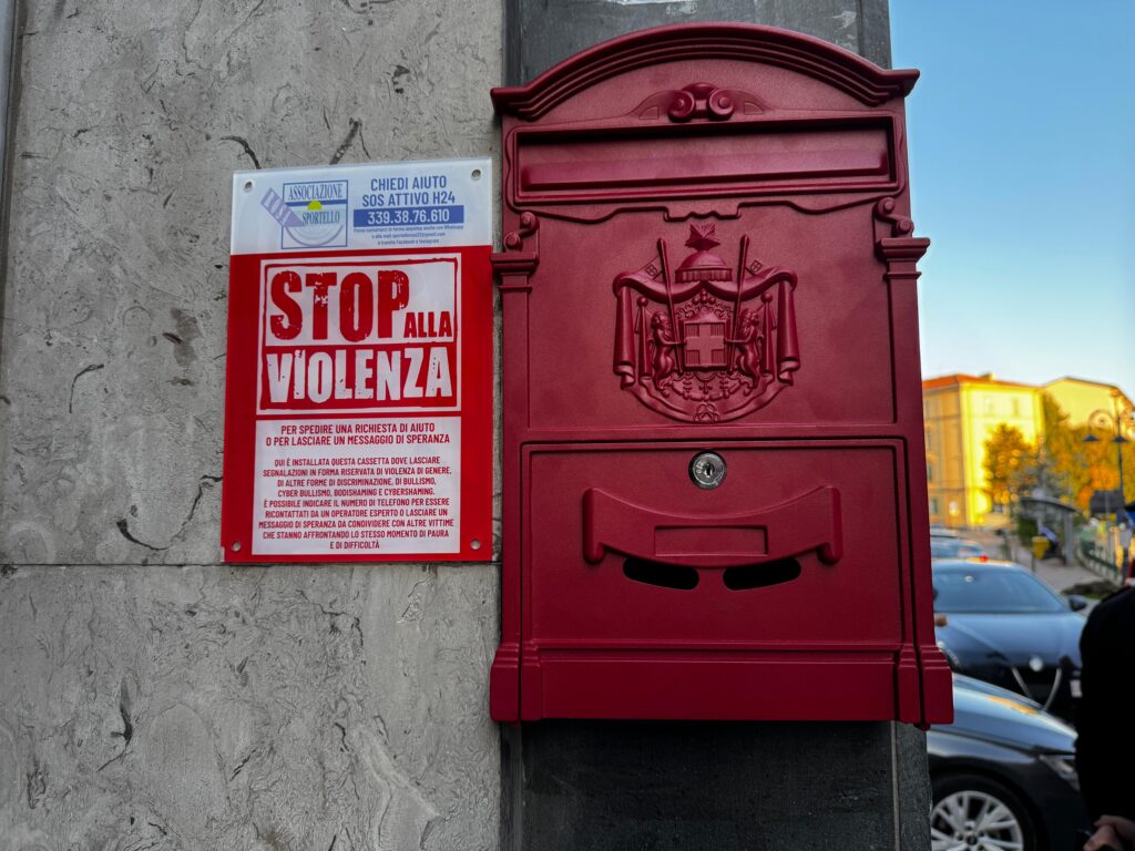 Inaugurata a Potenza la "Cassetta Rossa". Sostegno a donne vittime di violenza e non solo