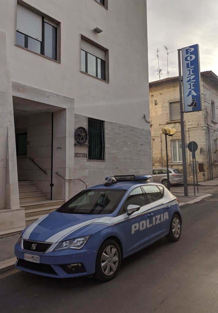Matera, Polizia di Stato blocca giovane rumena mentre avvicina alcuni anziani con fare sospetto: nei suoi confronti scatta la misura di prevenzione del Foglio di via obbligatorio del Questore