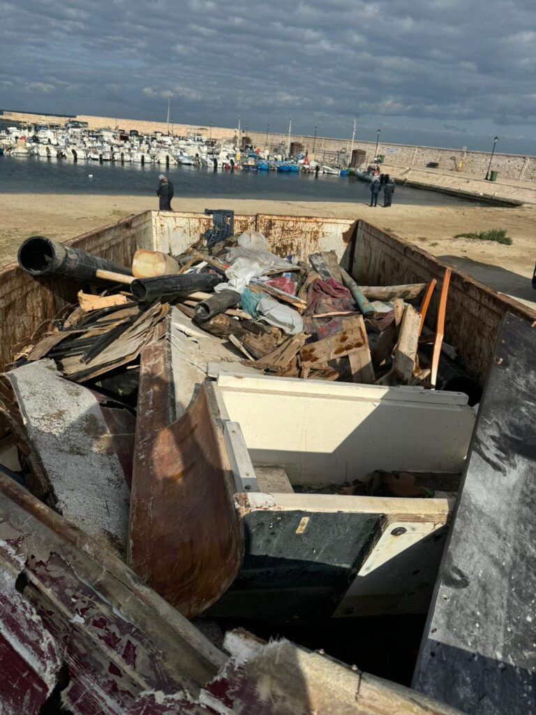 ESEGUITA PULIZIA STRAORDINARIADELL’ARENILE DEL PORTO DI TORRE A MARE