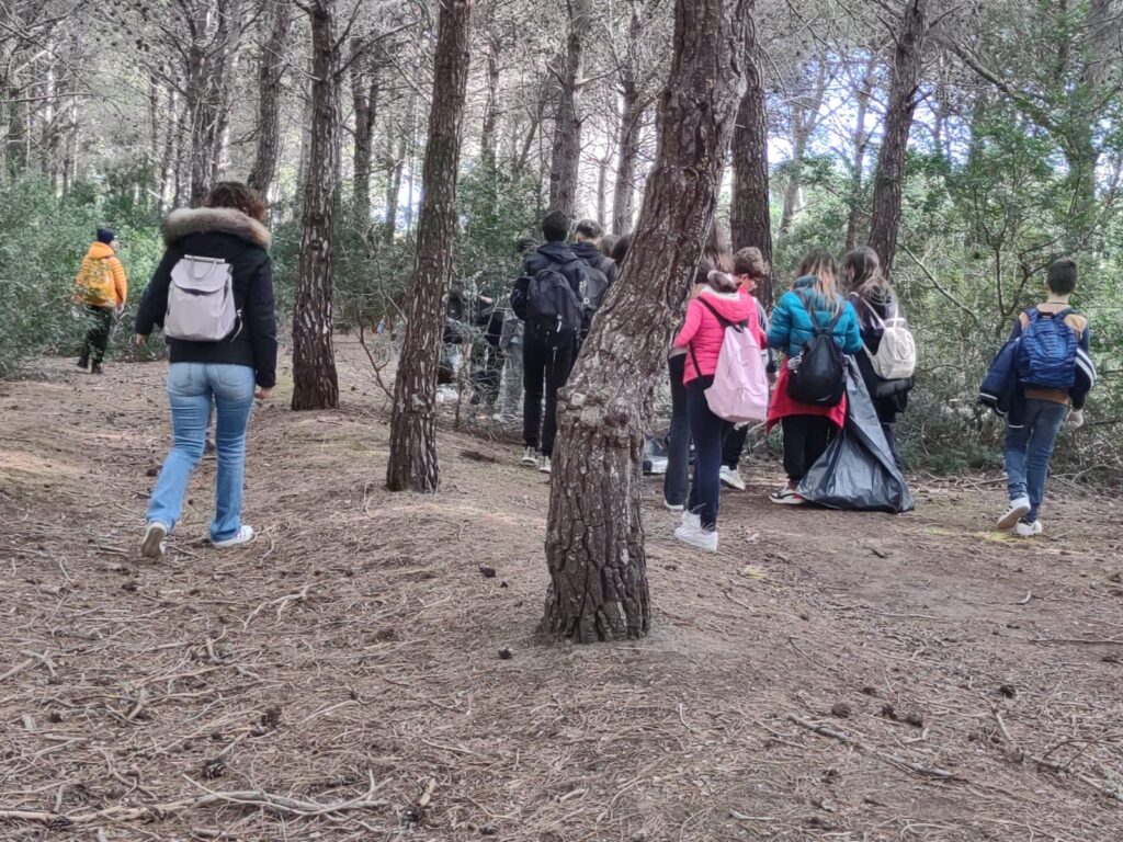 Studenti in prima linea per la pulizia della spiaggia libera di Policoro (MT).