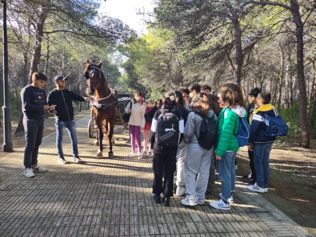 Studenti in prima linea per la pulizia della spiaggia libera di Policoro (MT).