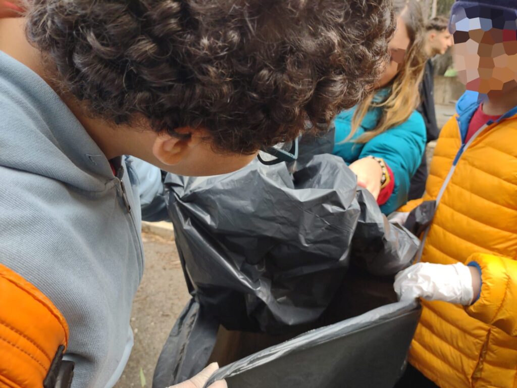 Studenti in prima linea per la pulizia della spiaggia libera di Policoro (MT).