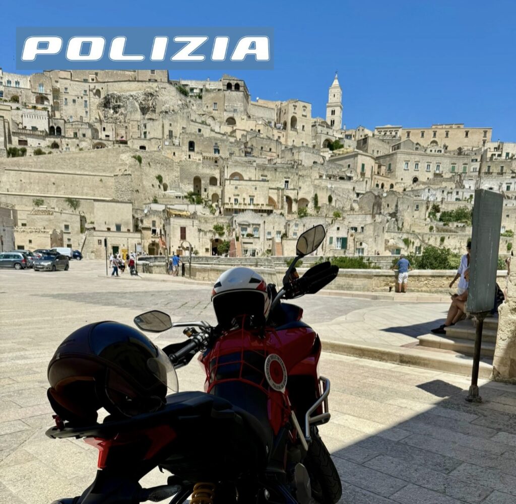 Materano finisce ai domiciliari per atti persecutori e diffusione di immagini sessualmente esplicite riferite alla ex fidanzata.