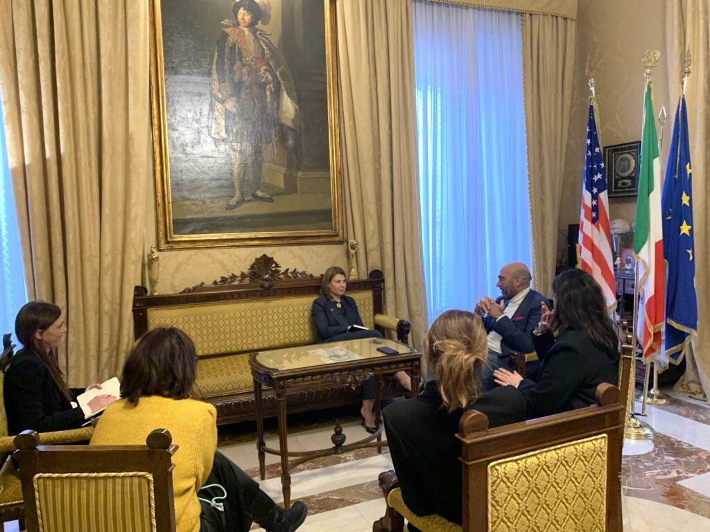 OGGI VISITA A PALAZZO DI CITTÀ DELLA CONSOLE DEGLI STATI UNITI TRACY ROBERTS-POUNDS