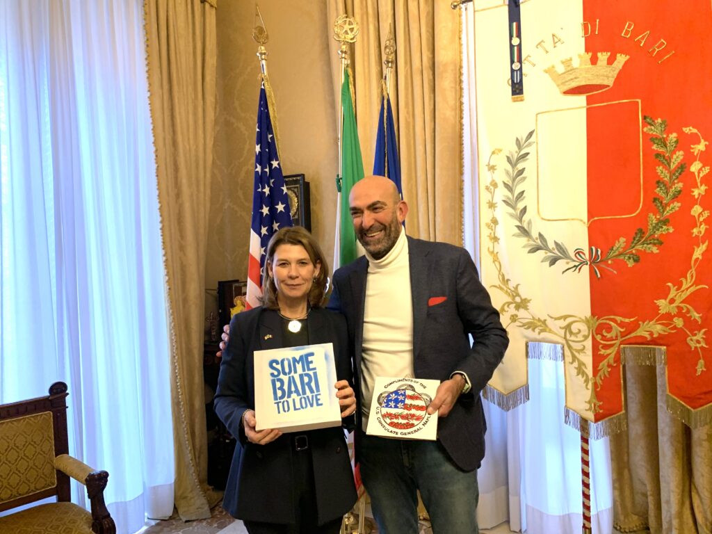 OGGI VISITA A PALAZZO DI CITTÀ DELLA CONSOLE DEGLI STATI UNITI TRACY ROBERTS-POUNDS