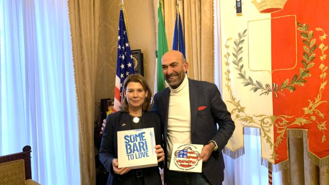 10-12-24 oggi visita a Palazzo di Città della console degli Stati Uniti Tracy Roberts-Pounds_foto 2