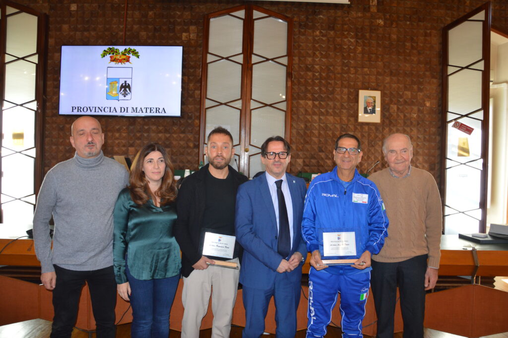 Matera, il Presidente della Provincia Francesco Mancini ha consegnato una targa ad Angelo Panio e Francesco Fiore, atleti trapiantati.