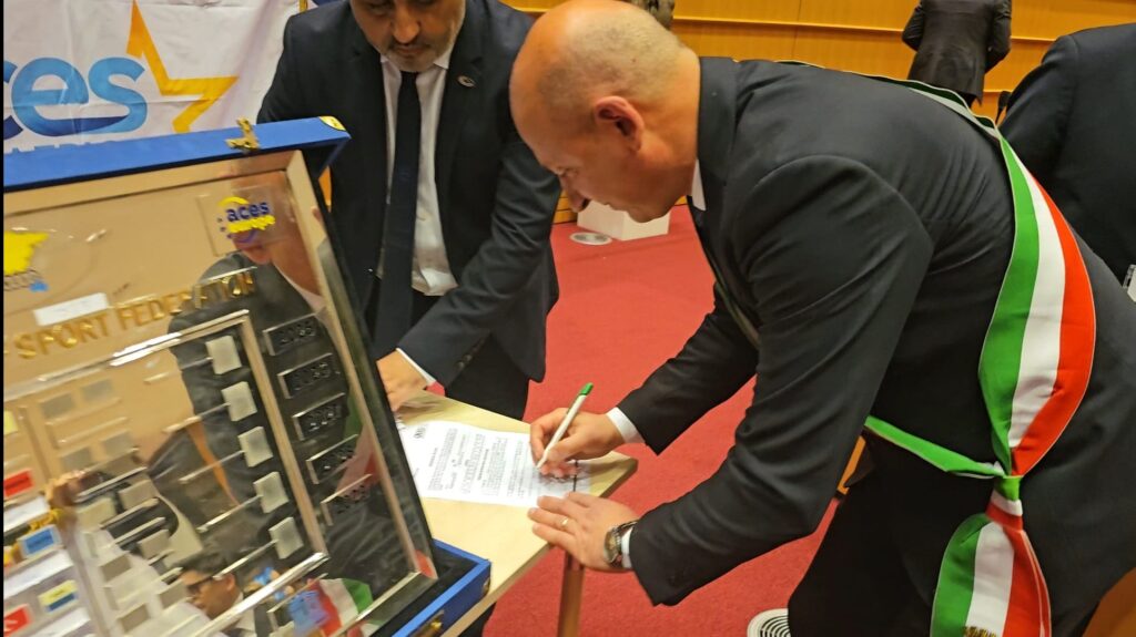 TARANTO “CITTA’ EUROPEA DELLO SPORT” 2025,IL VICESINDACO AZZARO RITIRA LA BANDIERA ACES A BRUXELLES