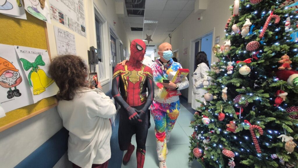 Il comico Mandrake in visita all ospedale di Taranto 09 12 2024