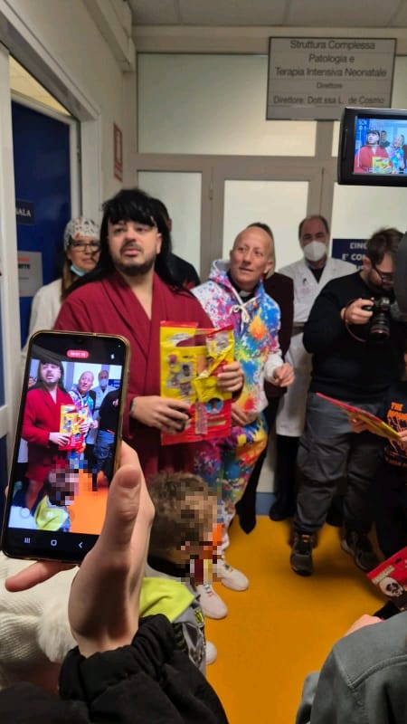 Il comico Mandrake in visita all ospedale di Taranto 09 12 2024