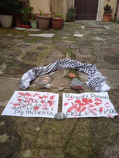 MOLITERNO (POTENZA) – UNA INSTALLAZIONE SUL TEMA DELLA NATIVITA’ E IN SOLIDARIETA’ CON IL POPOLO STRAZIATO DI GAZA