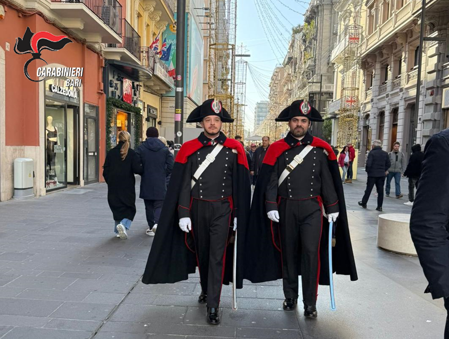 Bari: Festività fine anno – I Carabinieri pattugliano il centro storico in Grande Uniforme