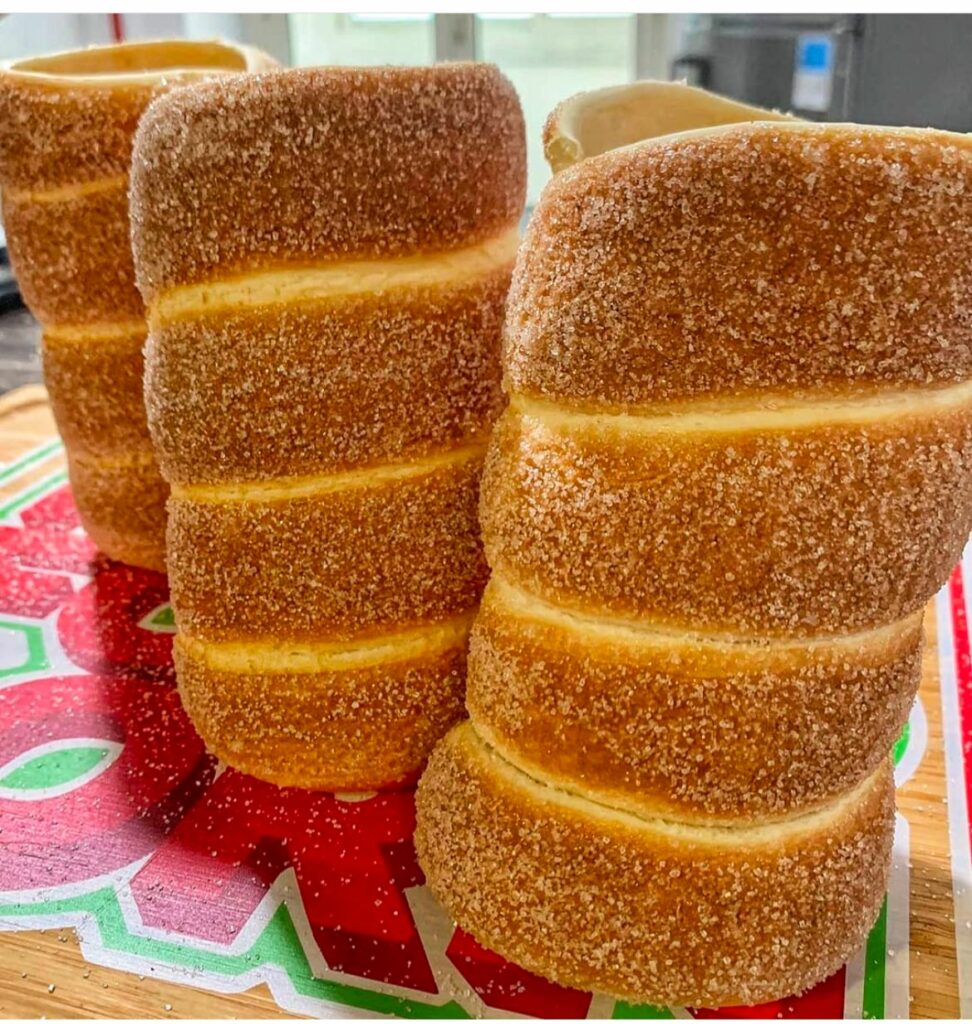 Traffico in tilt al Vomero per l’apertura del pop up store del dolce ungherese “Chimney Cake”