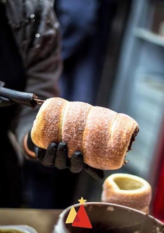 Traffico in tilt al Vomero per l’apertura del pop up store del dolce ungherese “Chimney Cake”