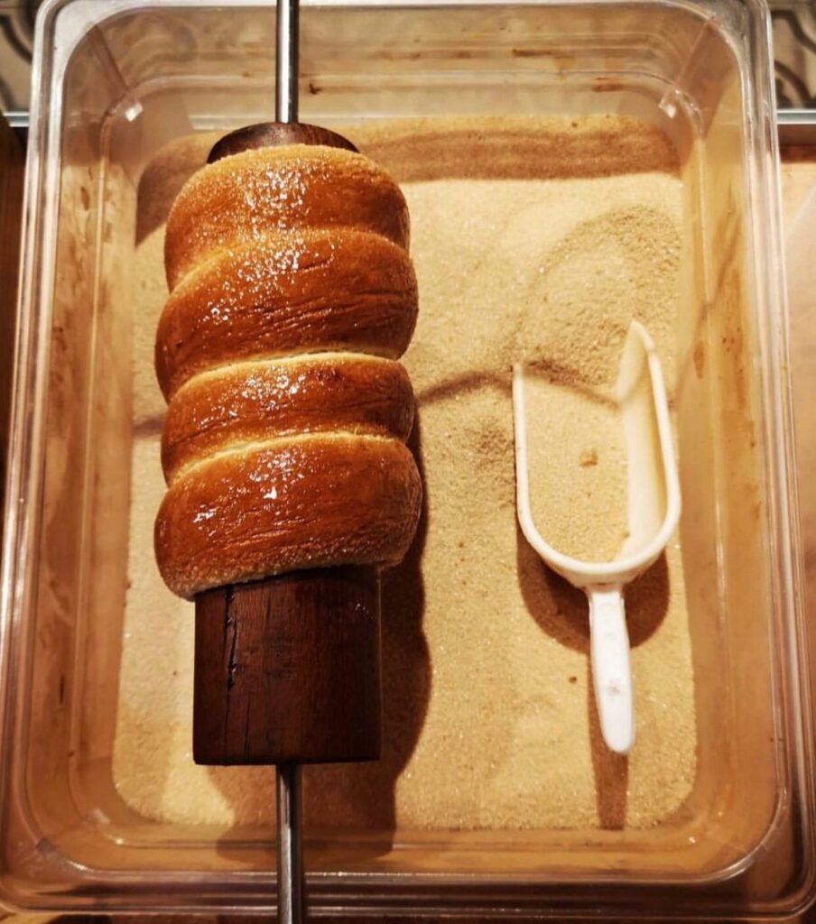 Traffico in tilt al Vomero per l’apertura del pop up store del dolce ungherese “Chimney Cake”