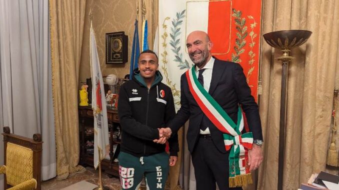 20-02-25 Il sindaco Vito Leccese accoglie a Palazzo di Città il calciatore del Bari Mehdi Dorval
