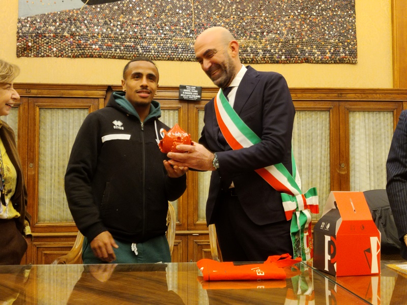 Il sindaco Vito Leccese accoglie a Palazzo di Città il calciatore del Bari Mehdi Bari