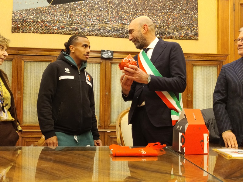 Il sindaco Vito Leccese accoglie a Palazzo di Città il calciatore del Bari Mehdi Bari