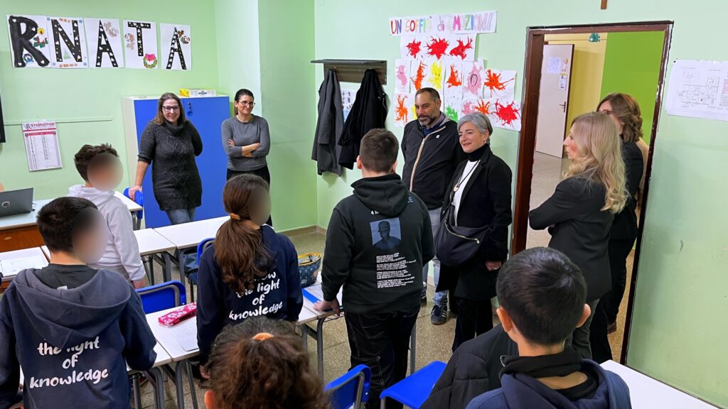 NUOVI ARREDI SCOLASTICI ED INTERVENTI DI MANUTENZIONE PLAUSO AL SINDACO DAI DOCENTI DELLA SCUOLA “FRASCOLLA”