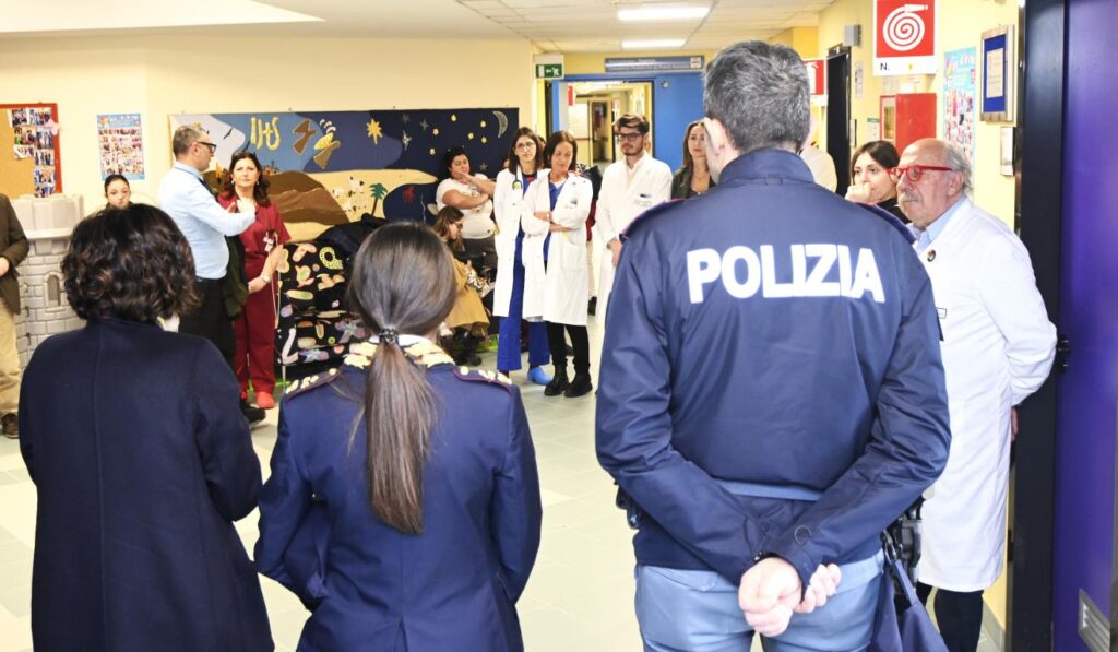 La Polizia di Stato di Matera commemora Giovanni Palatucci: il Questore Emma Ivagnes nel reparto di pediatria dell’ospedale “Madonna delle Grazie” per raccontare l’eroe di Fiume ai bambini