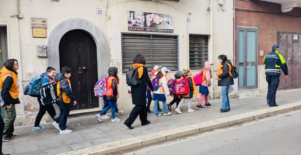 QUESTA MATTINA AL VIA DUE CAROVANE DEL SERVIZIO “PIEDIBUS”