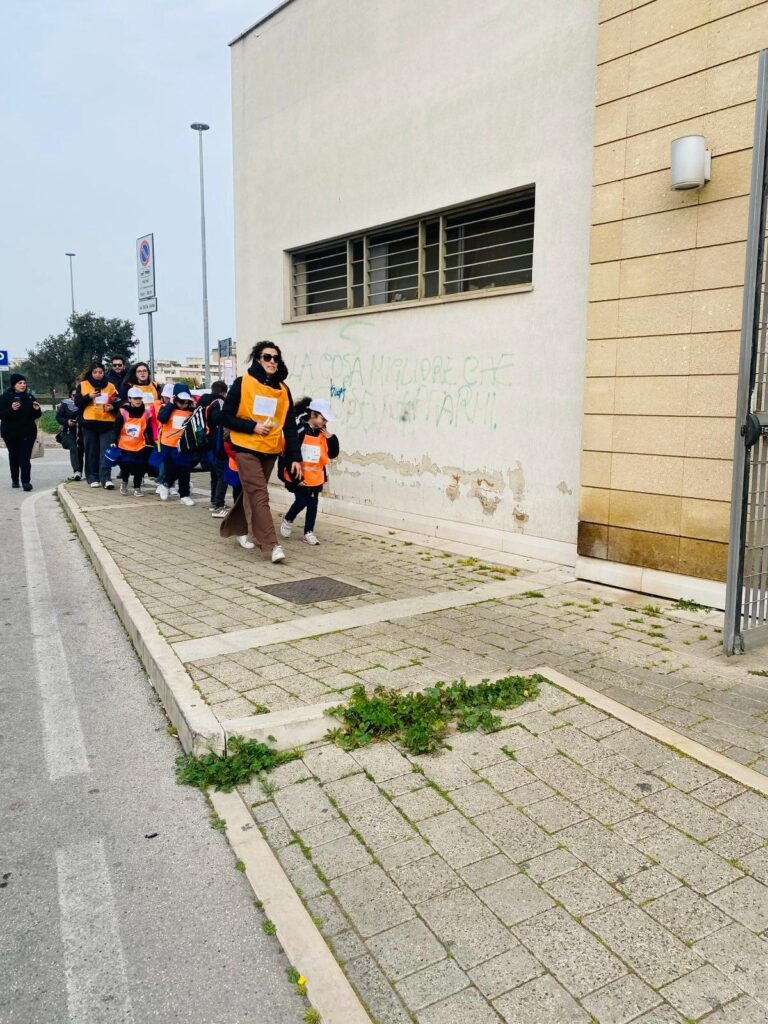 QUESTA MATTINA AL VIA DUE CAROVANE DEL SERVIZIO “PIEDIBUS”