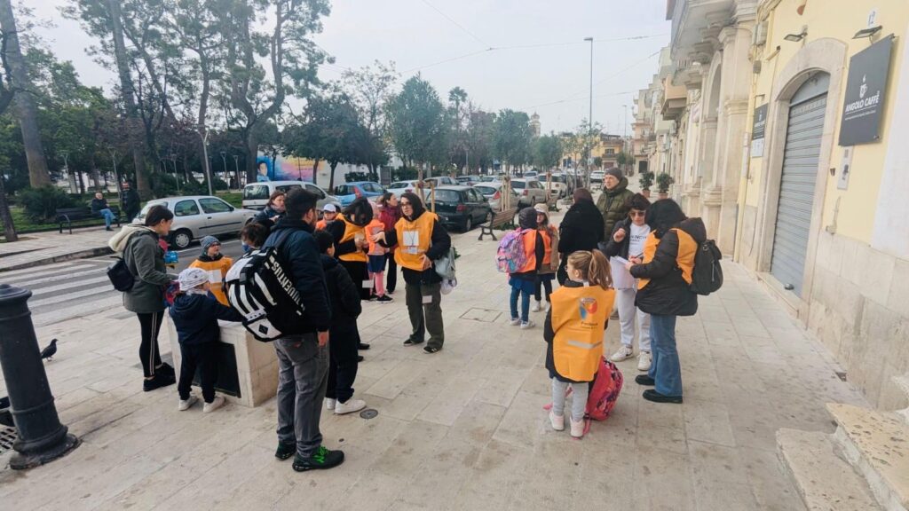 QUESTA MATTINA AL VIA DUE CAROVANE DEL SERVIZIO “PIEDIBUS”