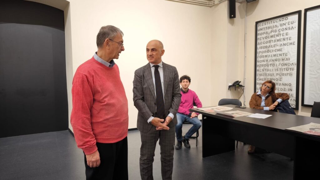Agebeo e Amici di Vincenzo Odv Ets: stamattina la presentazione dello spettacolo “Fellinirota”, in programma il 1° aprile all’AncheCinema, e del cambio alla presidenza dell’associazione associazione