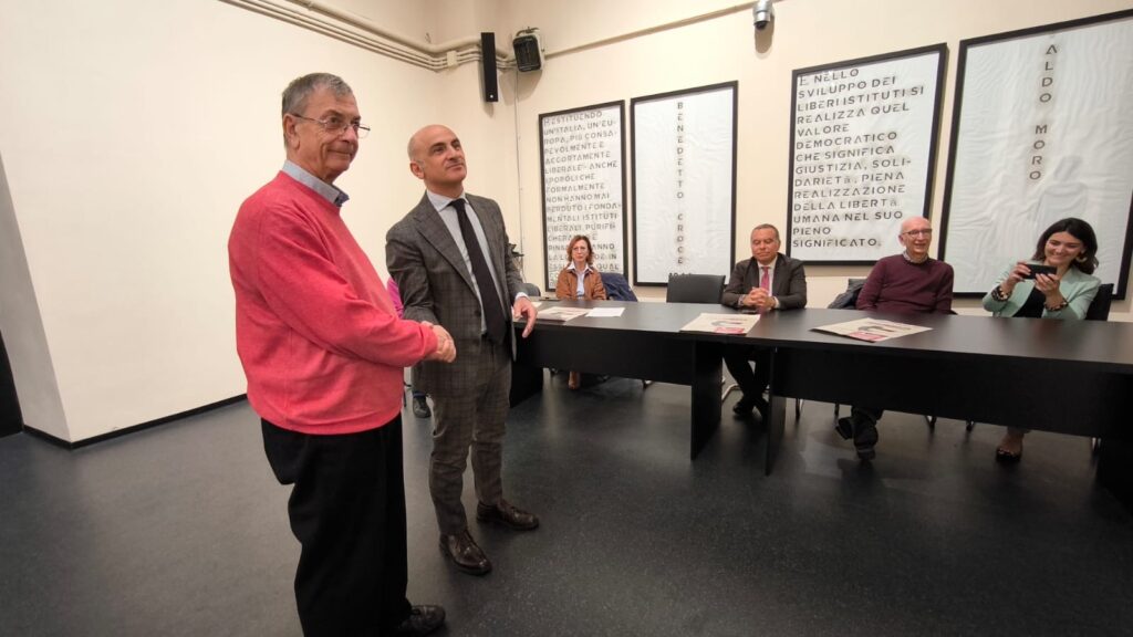 Agebeo e Amici di Vincenzo Odv Ets: stamattina la presentazione dello spettacolo “Fellinirota”, in programma il 1° aprile all’AncheCinema, e del cambio alla presidenza dell’associazione associazione