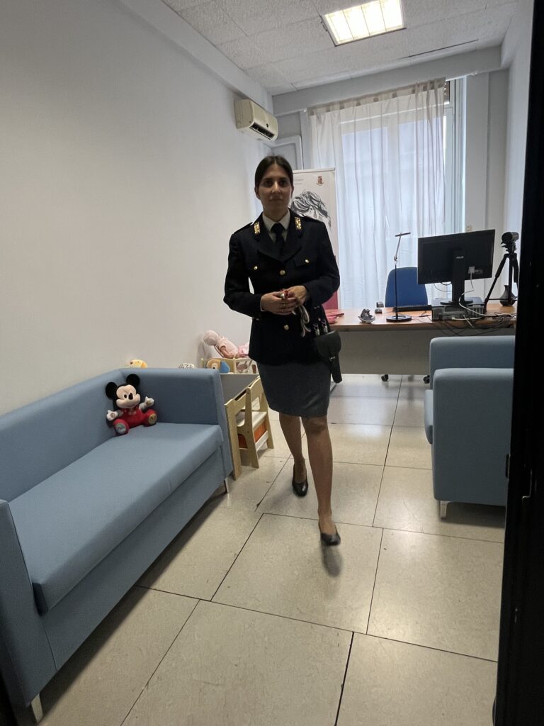 BARI: INAUGURATA DALLA POLIZIA DI STATO LA “STANZA DI ASCOLTO RISERVATO” bari