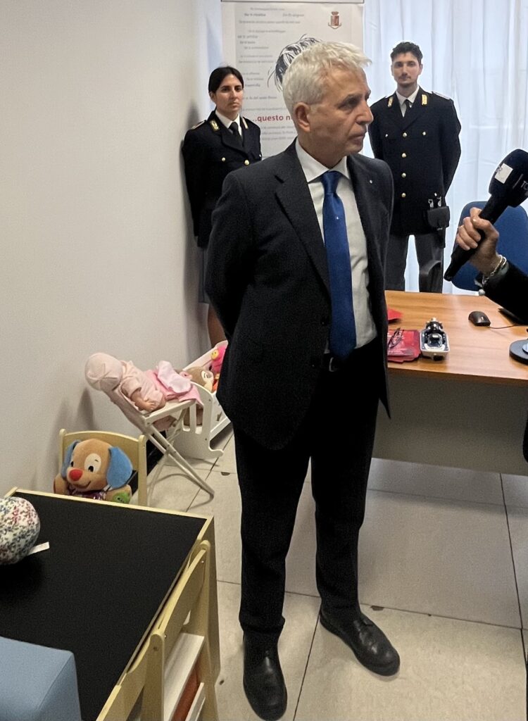 BARI: INAUGURATA DALLA POLIZIA DI STATO LA “STANZA DI ASCOLTO RISERVATO” bari