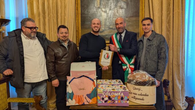 16-04-25 - - sindaco di Bari riceve a Palazzo di Città i giovani pasticceri pugliesi vicintori del concorso per la produzione della miglior colomba 1