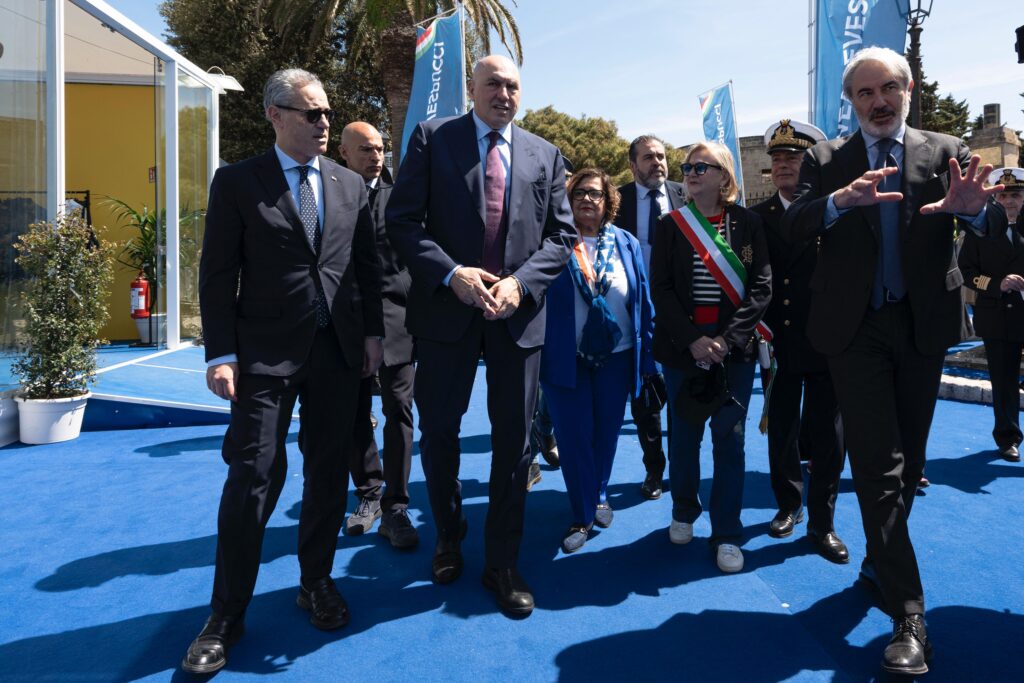 Ministro Crosetto al Villaggio IN Italia e a bordo di Nave Amerigo Vespucci a Taranto Ministro