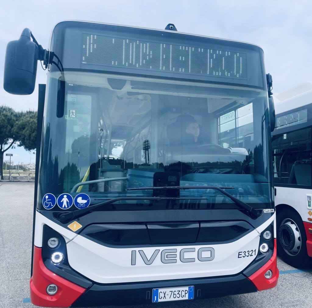 PRIMI AUTOBUS ELETTRICI IN CIRCOLAZIONE