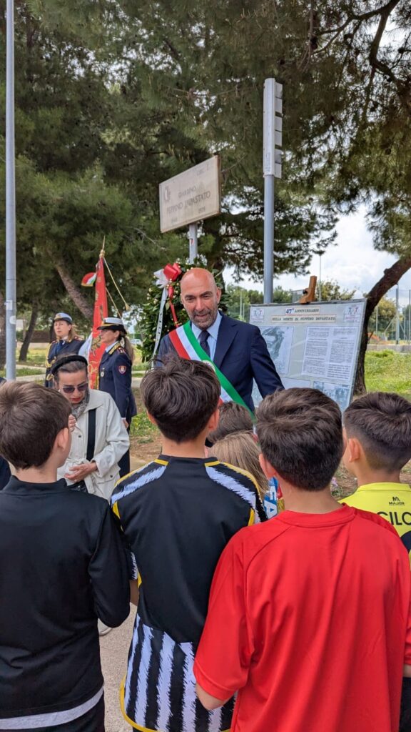 IL SINDACO A CATINO PER LA COMMEMORAZIONE DI PEPPINO IMPASTATO A 47 ANNI DALL’OMICIDIO NEL GIARDINO CHE PORTA IL SUO NOME