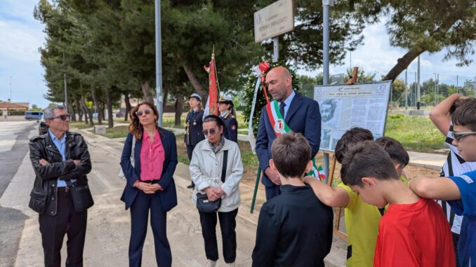 09-05-25 oggi il sindaco alla commemorazione di Peppino Impastato nel giardino a lui intitolato a Catino_1