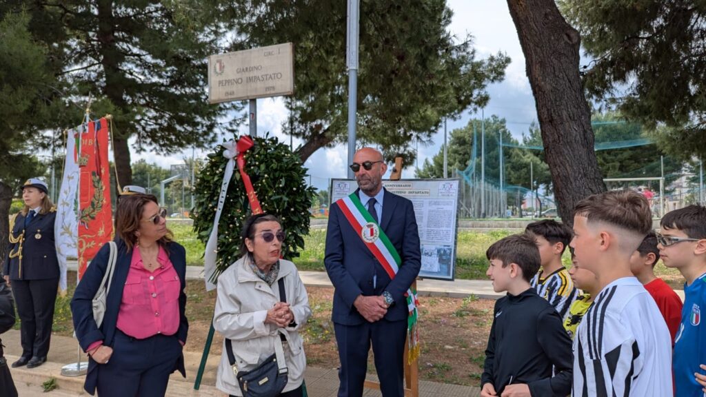 IL SINDACO A CATINO PER LA COMMEMORAZIONE DI PEPPINO IMPASTATO A 47 ANNI DALL’OMICIDIO NEL GIARDINO CHE PORTA IL SUO NOME